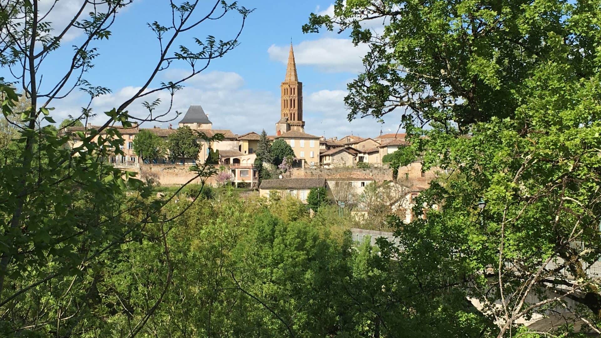 Vue du village de Montricoux et de son église